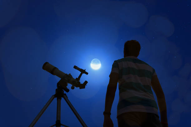 silueta de un hombre con telescopio, luna y estrellas. mis trabajos de astronomía. - super moon fotografías e imágenes de stock