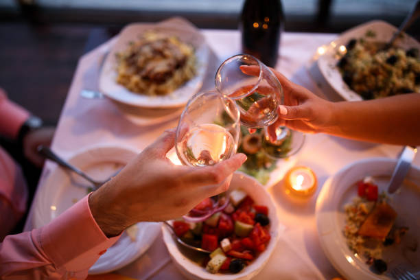 jong koppel genieten van romantische diner - romantic stockfoto's en -beelden