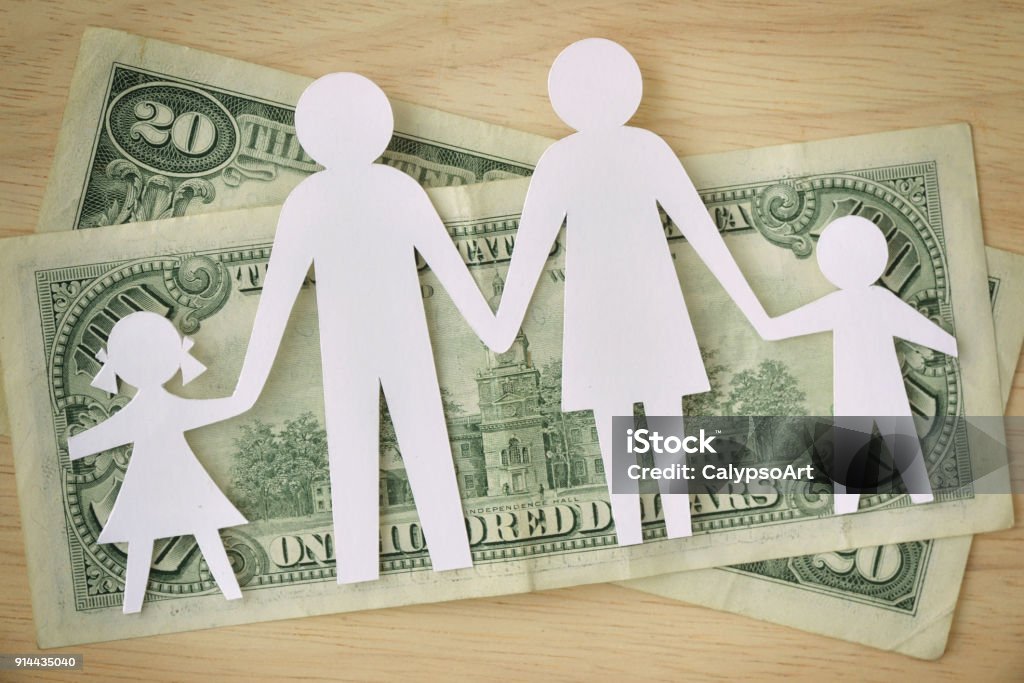 Famille de papier découpé sur les billets de dollars - notion de budget de famille - Photo de Famille libre de droits