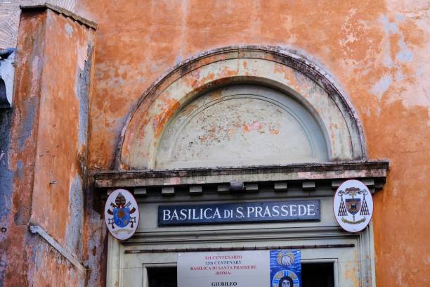 ローマのサンタ プラッセデ教会聖堂 - doctrinal ストックフォトと画像