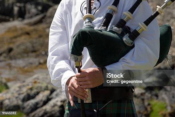 Bagpiper Mani Di - Fotografie stock e altre immagini di Cornamusa - Cornamusa, Castello Eilean Donan, Pifferaio