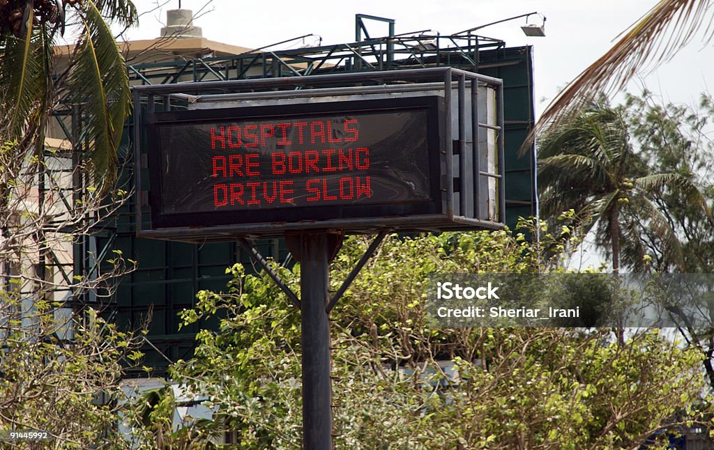 Panneau de rue-'Hospitals est ennuyeux, drive slow' - Photo de Humour libre de droits