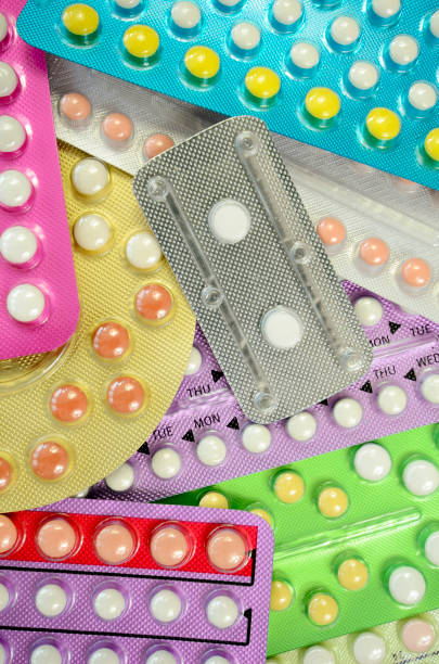 antibabypille auf apotheke zähler. - contraceptive pill birth control pill sex education stock-fotos und bilder