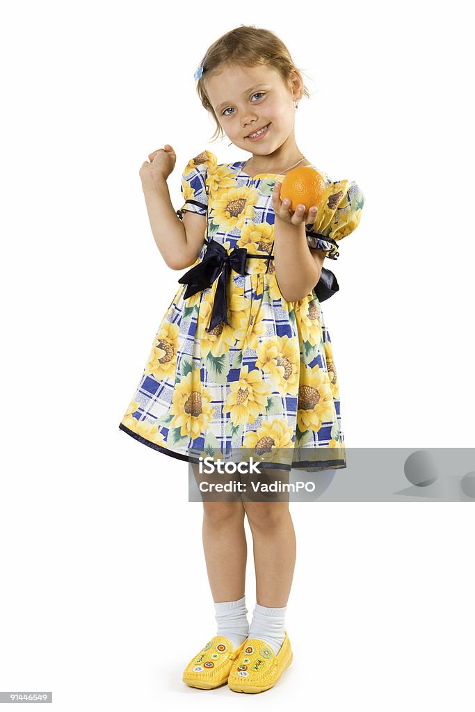 Petite fille avec des touches d'orange. - Photo de Agrume libre de droits