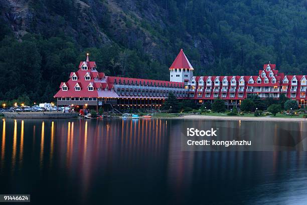 Photo libre de droit de Scène De Nuit Du Château De Three Valley Lake banque d'images et plus d'images libres de droit de Revelstoke - Revelstoke, Chambre d'hôtel, Jardin classique