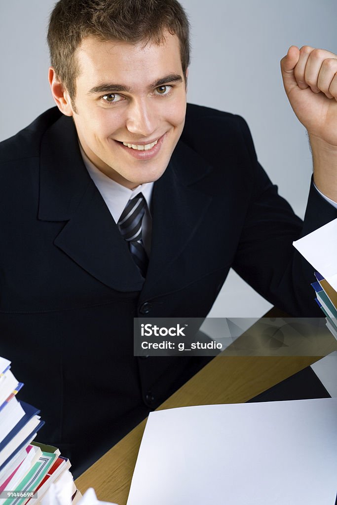 Giovane uomo d'affari di successo felice o studente - Foto stock royalty-free di Abbigliamento da lavoro