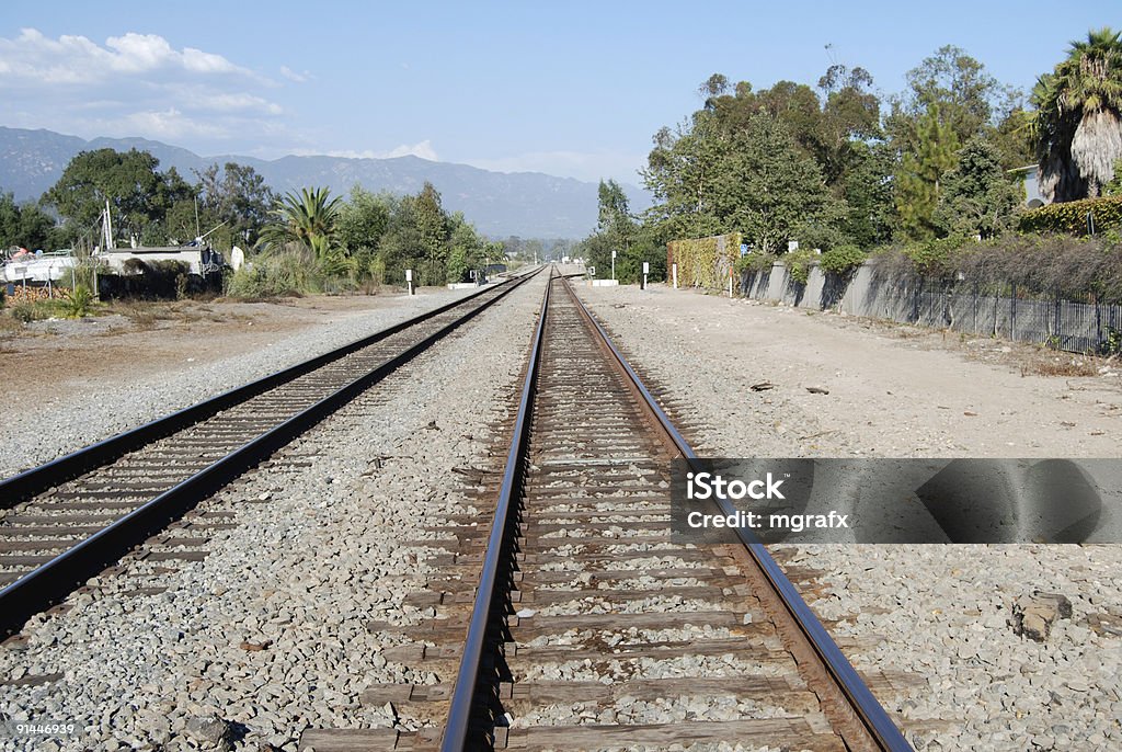 Железнодорожный переезд с горы на расстояние - Стоковые фото Без людей роялти-фри
