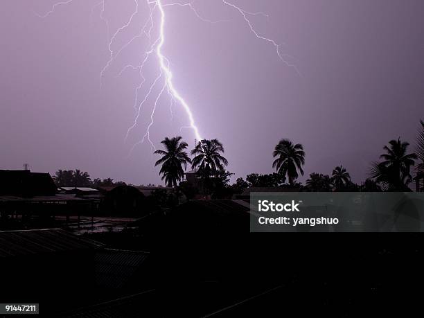 Photo libre de droit de Lightning Strike Au Laos banque d'images et plus d'images libres de droit de Palmier - Palmier, Rafale, Éclair