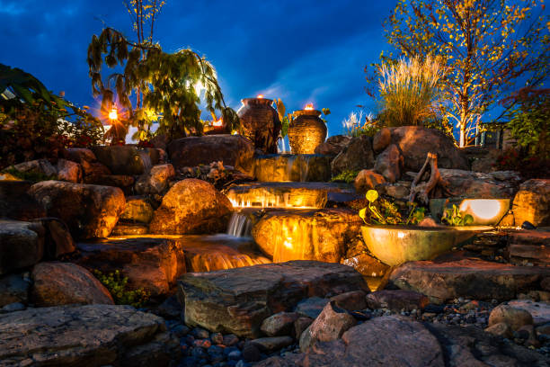 paysage de fontaine cascade de nuit avec belles lumières - formal garden ornamental garden lighting equipment night photos et images de collection