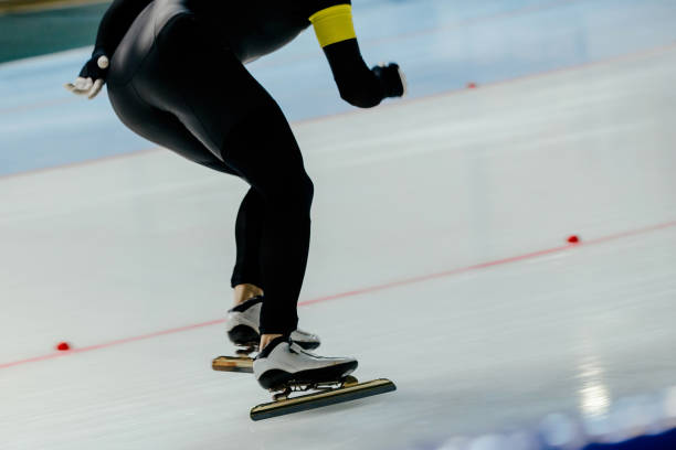 uomo atleta pattinatore di velocità nel pattinaggio su ghiaccio - sport winter speed skating speed foto e immagini stock