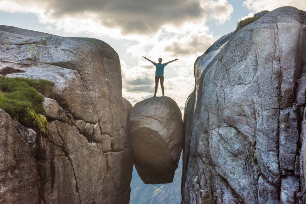 frau auf kjeragbolten reisen in norwegen - kjeragbolten stock-fotos und bilder