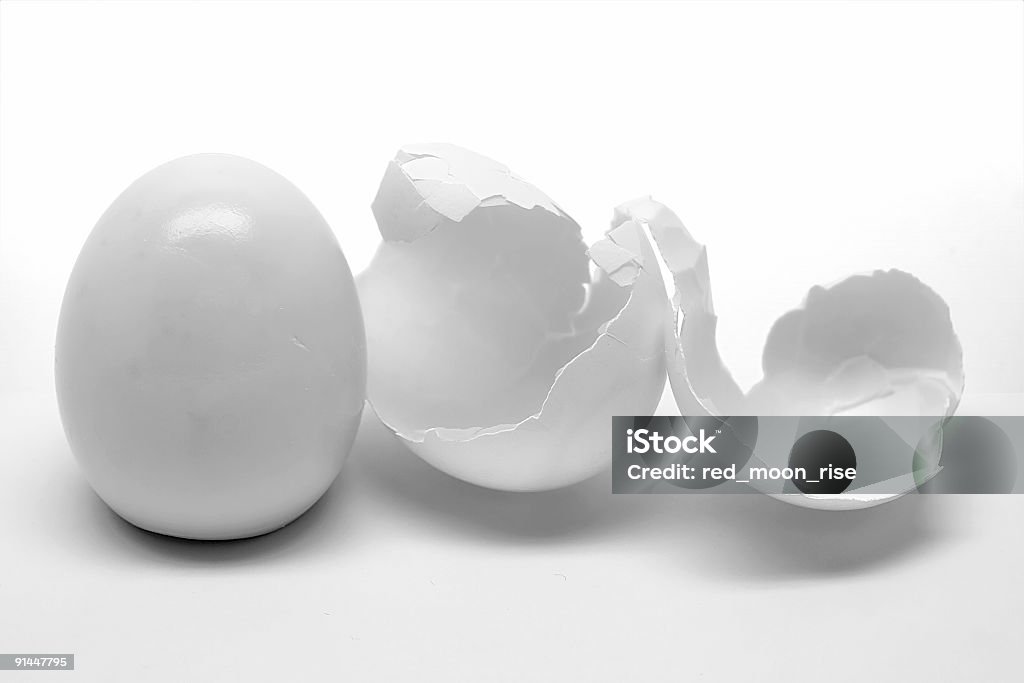 Descascado ovos com casca - Royalty-free Ovo Foto de stock