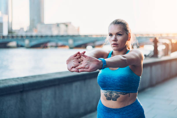 beauté, la confiance et individualité - brassière de sport photos et images de collection