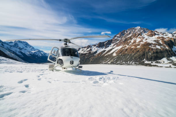 helikopterplatta på en snow mountain - heliskiing bildbanksfoton och bilder