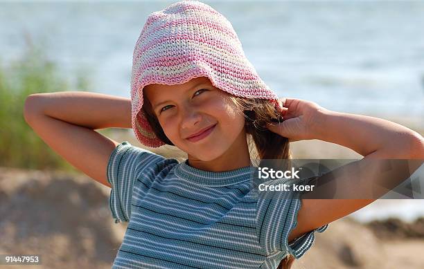 Niña Feliz Foto de stock y más banco de imágenes de Agua - Agua, Aire libre, Alegre