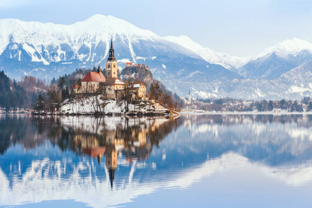 paysage d’hiver lac de bled, slovénie - castle slovenia winter snow photos et images de collection