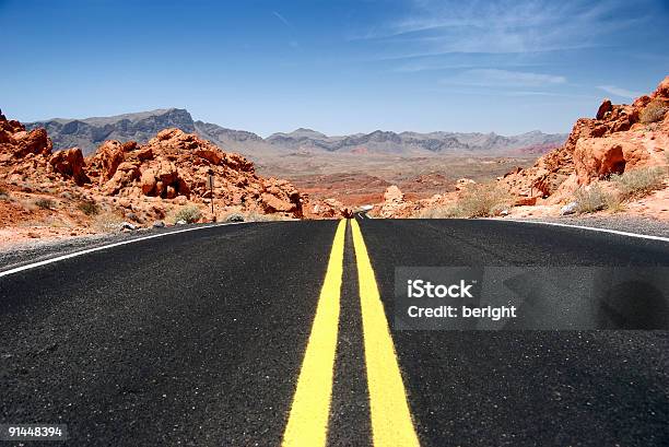 Strada Del Deserto - Fotografie stock e altre immagini di Ambientazione esterna - Ambientazione esterna, Arizona, Asfalto