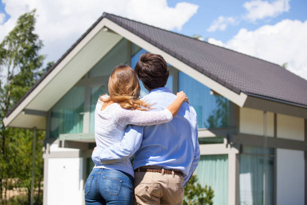 istock Couple and their house 914485000