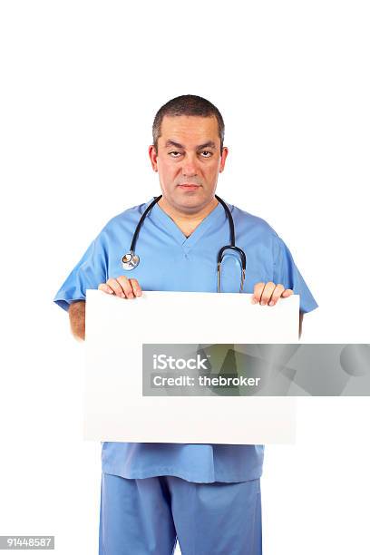 Médico Sostiene El Cartel En Blanco Foto de stock y más banco de imágenes de Adulto - Adulto, Aprendiz, Asistencia sanitaria y medicina