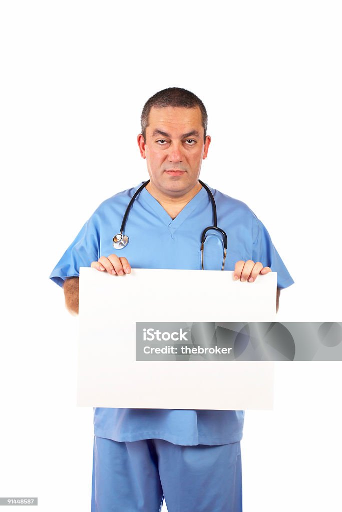 Médico masculino segurando uma placa em branco - Foto de stock de Adulto royalty-free