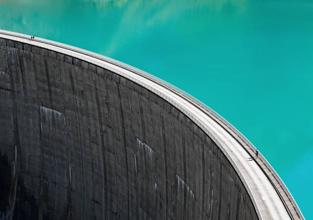 menschen zu fuß am rand der stausee mooserboden dam, kaprun, österreich - austria european alps landscape lake stock-fotos und bilder