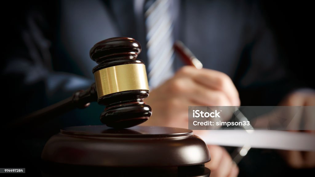 Advogado no escritório com o martelo, símbolo da justiça - Foto de stock de Juiz de direito royalty-free