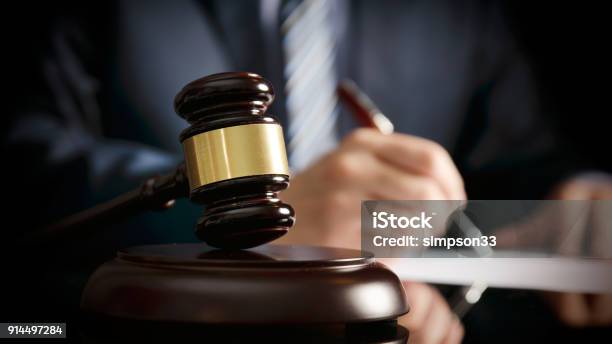 Foto de Advogado No Escritório Com O Martelo Símbolo Da Justiça e mais fotos de stock de Juiz de direito