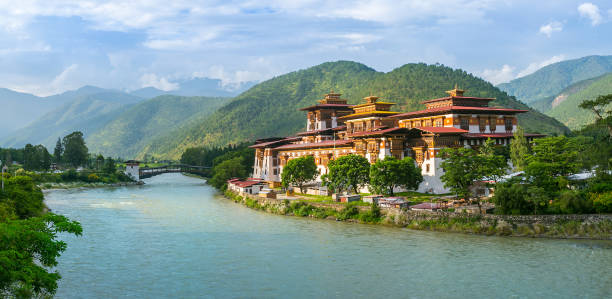 mosteiro de punakha dzong, punakha, butão - bhutan - fotografias e filmes do acervo