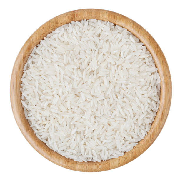 вид сверху белого длиннозернистого риса в деревянной миске, изолированной на белом фоне с прорезая дорожку - clipping path rice white rice basmati rice стоковые фото и изображения