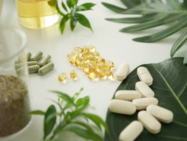 medicina de la hierba alternativa. vitamina herbaria sobre fondo blanco. - vitamin e capsule medicine pill fotografías e imágenes de stock