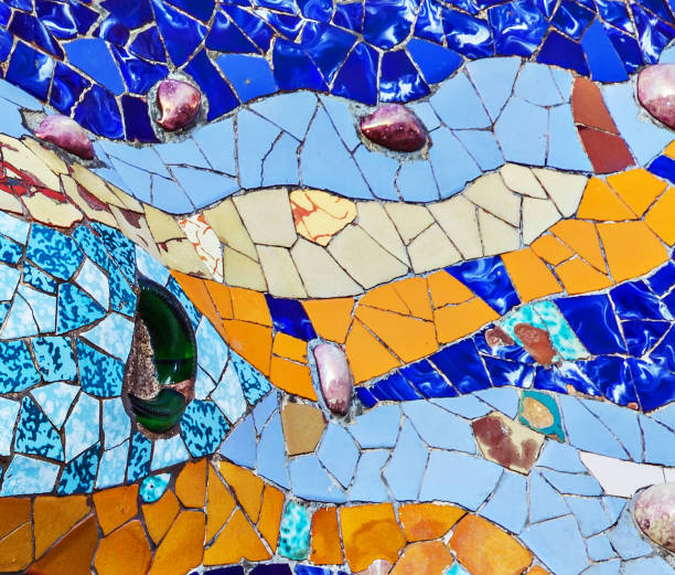 mosaïque de carreaux de céramique coloré par antoni gaudi à son parc güell, barcelone, espagne - mosaic tile antonio gaudi art photos et images de collection