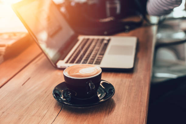 latte mit laptop im café konzept vintage farbton kaffee - cafe laptop espresso business stock-fotos und bilder