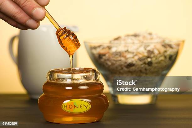 Honey Pot Stockfoto und mehr Bilder von Bildhintergrund - Bildhintergrund, Bunt - Farbton, Eingießen