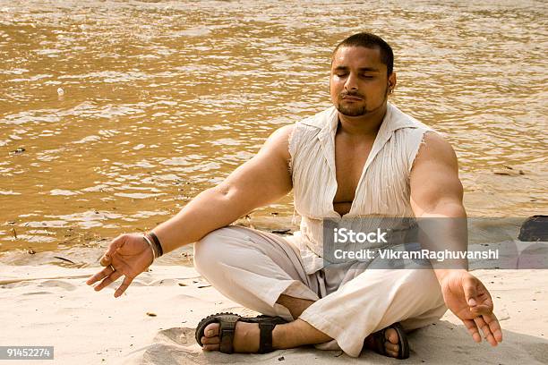 Foto de Jovem Indiano Masculino Ioga Margens Do Rio Ganges Em Da Cidade De Rishikesh e mais fotos de stock de Rishikesh