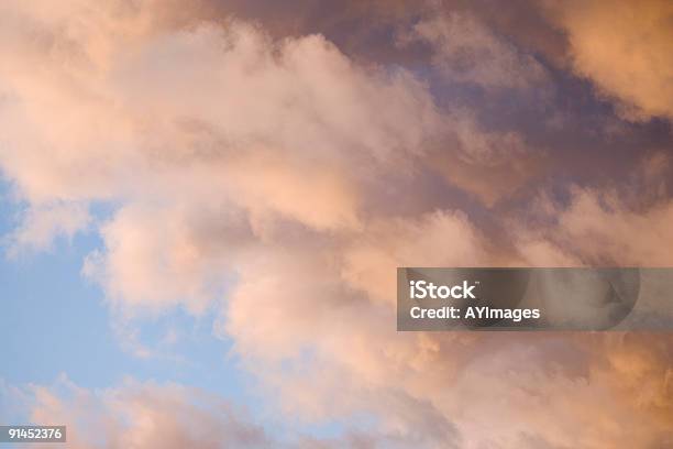 Wolken Bei Sonnenuntergang Stockfoto und mehr Bilder von Bildhintergrund - Bildhintergrund, Bunt - Farbton, Dramatischer Himmel