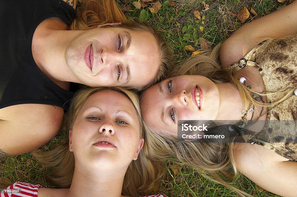 Три друзей - Стоковые фото Группа людей роялти-фри