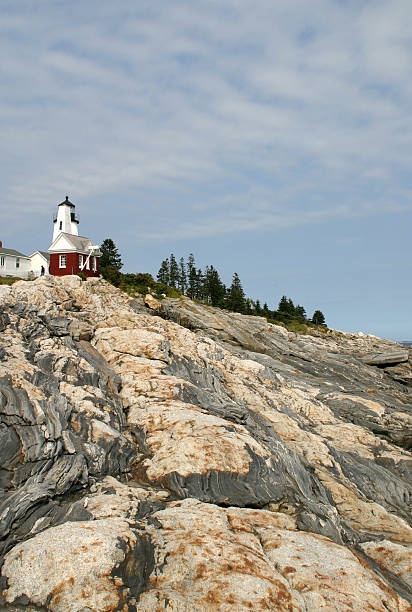 velho farol no penhasco em maine, eua - new england pemaquid peninsula blue skies lighthouse - fotografias e filmes do acervo