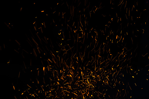 Las llamas de las tinieblas flotan en el aire. Fuego de carbón. photo