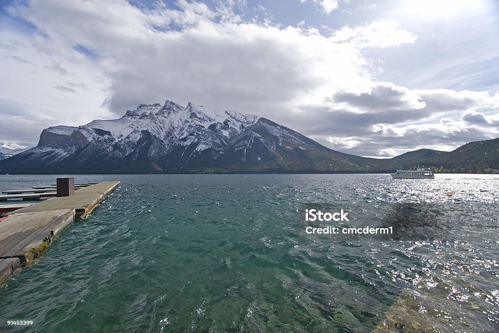 Rocky Mountain Lake - Zbiór zdjęć royalty-free (Lake Minnewanka)