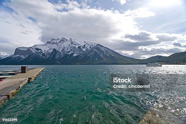 Rocky Mountain Lake - zdjęcia stockowe i więcej obrazów Lake Minnewanka - Lake Minnewanka, Transport morski, Alberta