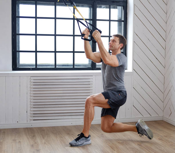 homem de meia idade fazendo exercícios. - abdominal muscle muscular build barbell bicep - fotografias e filmes do acervo