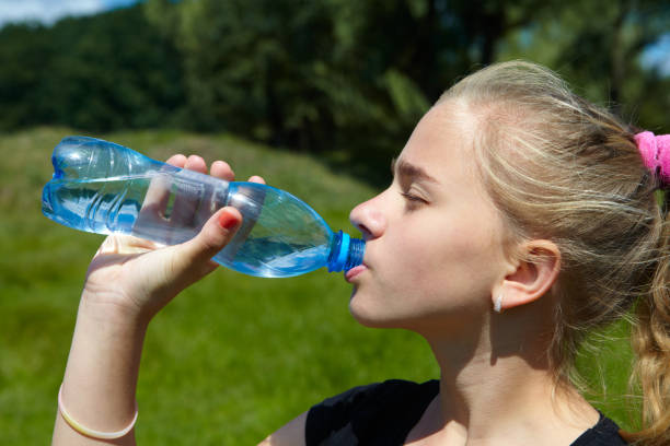 istock Young girl drink water 914535252