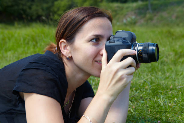 istock Woman photographer with camera 914535510