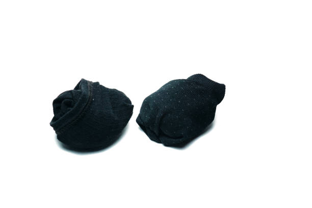 rouleaux de chaussettes noires sur fond blanc isolé - seam heap sport horizontal photos et images de collection