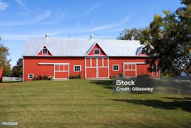 El Antiguo Rojo Barn Foto de stock y más banco de imágenes de Establo - Establo, Acero, Aire libre