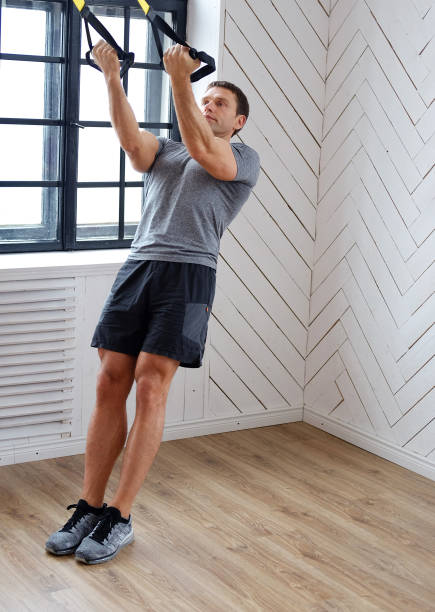 homem de meia idade fazendo exercícios. - weights men weight picking up - fotografias e filmes do acervo