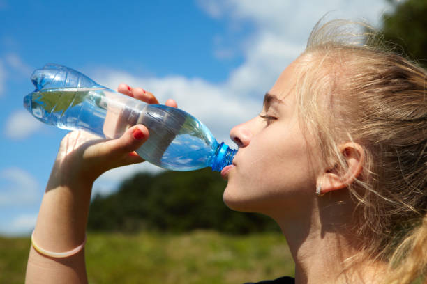 istock Young girl drink water 914538420