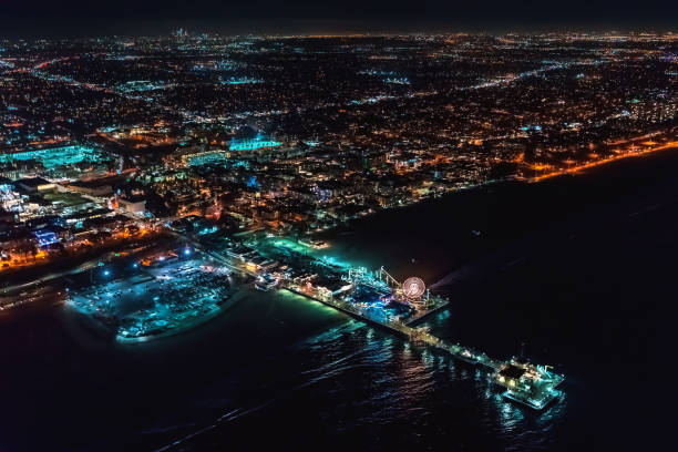 вид с воздуха на береговую линию санта-моники ночью - santa monica city of los angeles night los angeles county стоковые фото и изображения