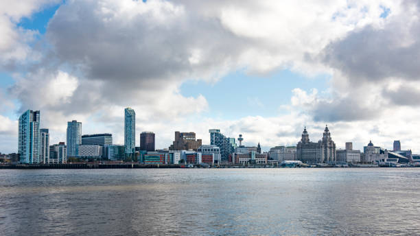 skyline di liverpool - river mersey foto e immagini stock