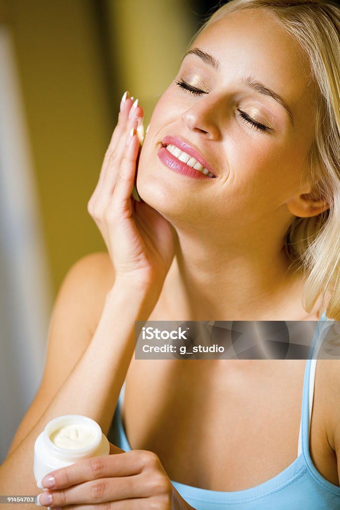 Retrato de joven feliz sonriente mujer hermosa aplicar creme - Foto de stock de Adulto libre de derechos